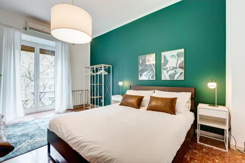 ein Schlafzimmer mit einem großen Bett mit blauer Wand in der Unterkunft BDC - Trastevere Apartment in Rom