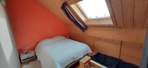 a small bedroom with a bed and a window at Bungalow in Froid-Chapelle