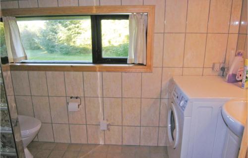 baño con lavadora y ventana en Nice Home In Fjerritslev With 3 Bedrooms, en Fjerritslev