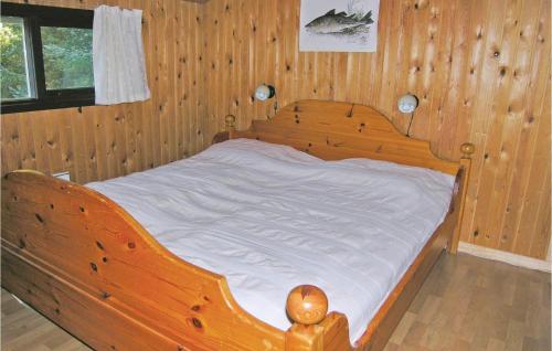 Cama de madera en habitación con paredes de madera en Nice Home In Fjerritslev With 3 Bedrooms, en Fjerritslev