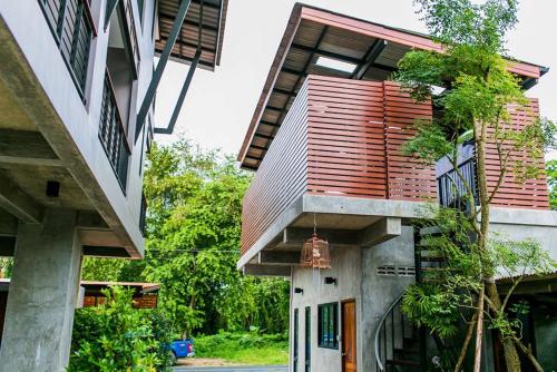 una vista esterna di una casa con un campanello appeso di Palmari Boutique Hotel a Ban Nua Khlong