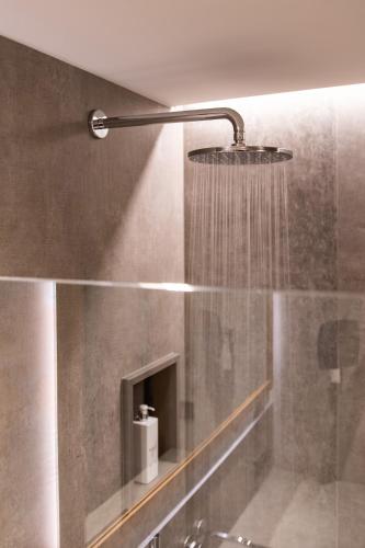 a shower with a shower head in a bathroom at Nagalu in Fiss