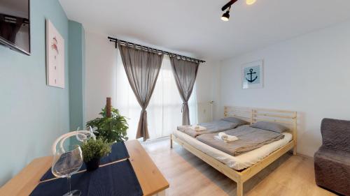 Ένα ή περισσότερα κρεβάτια σε δωμάτιο στο Studio steps from Nivy & Main Bus Station