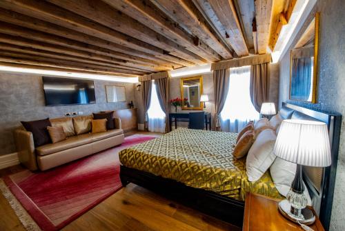 1 dormitorio con 1 cama y 1 sofá en una habitación en EGO' Residence Venice, en Venecia