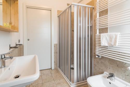 a bathroom with a sink and a shower at Daglingegneri in Pisa