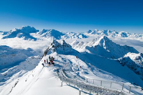 a group of people on top of a snow covered mountain at Hotel Restaurant Le Giétroz in Le Châble