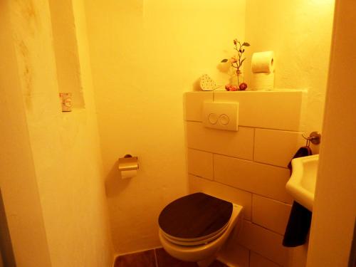 a bathroom with a black toilet and a sink at Relaxen am Rosenbusch in Ohlenhard