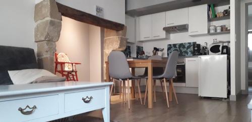 eine Küche und ein Wohnzimmer mit Tisch und Stühlen in der Unterkunft Appartement 1 er Etage , St Goustan Port Auray in Auray