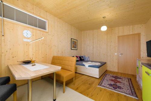 Postel nebo postele na pokoji v ubytování Appartement - Vollholz Studio im Zentrum von Flachau
