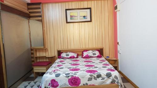 a bedroom with a bed with pink and purple pillows at Affa Tourist Residence in Souillac