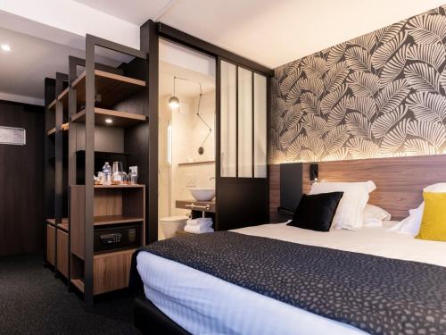 une chambre d'hôtel avec un lit et un mur dans l'établissement Best Western Plus Europe Hôtel Brest, à Brest