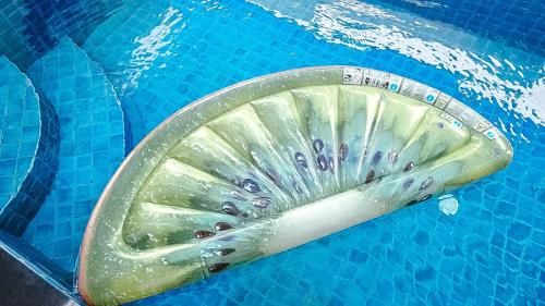 ein spiralförmiges Objekt im Wasser in einem Becken in der Unterkunft U pool villa Huahin in Hua Hin