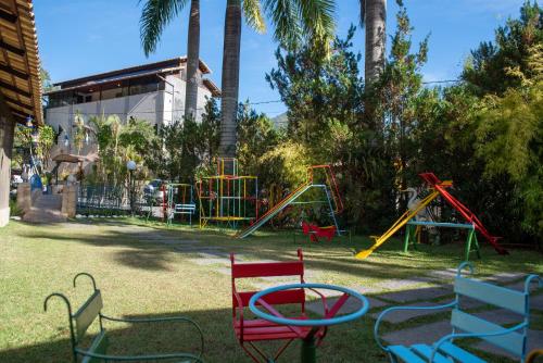um parque infantil com equipamento de brincar colorido num parque em Hotel Serra Everest em Nova Friburgo