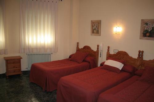 a bedroom with two beds and two lamps at Parque in Cazorla
