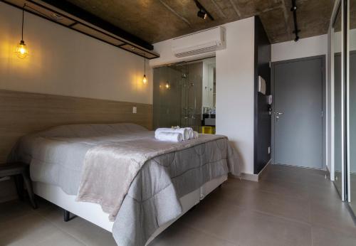 um quarto com uma cama com duas toalhas em Bom Retiro com Decór Exibicionista! Perto do Anhembi e Barra Funda em Condomínio completo! em São Paulo