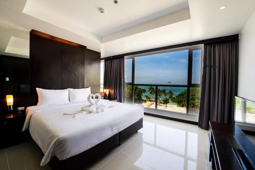 1 dormitorio con 1 cama grande y ventana grande en Hotel Selection Pattaya, en Pattaya central