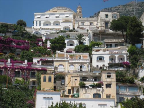 eine Gruppe von Häusern auf einem Hügel in der Unterkunft B&B Venus Inn Positano in Positano