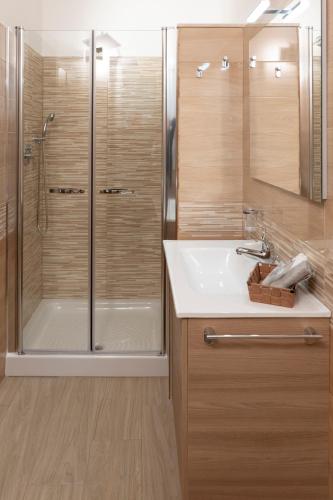 a bathroom with a shower and a sink at Casa Marconi Ribera in Ribera