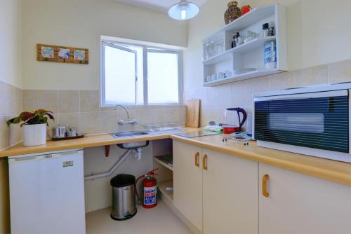 Dapur atau dapur kecil di Wilderness Lake View Self-Catering