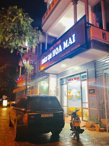a car parked in front of a store at night at Hoa Mai Hotel in Dong Hoi
