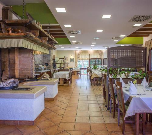 Hotel Bitoraj Fužineにあるレストランまたは飲食店