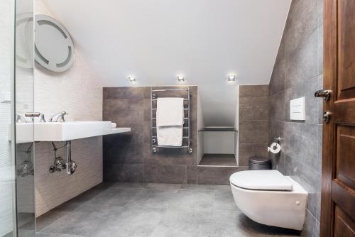 een badkamer met toilet en wastafel bij Villa Avirio Vingis in Druskininkai