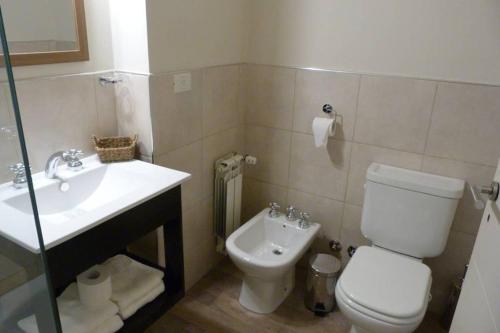 y baño con aseo blanco y lavamanos. en Brc Apartment en San Carlos de Bariloche
