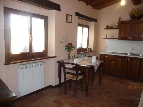 MAGNOLIA TUSCANY HOUSE WITH POOL Agriturismo Poppienaにあるキッチンまたは簡易キッチン