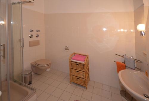 a bathroom with a sink toilet and a shower at Ferienwohnungen Wulfshof II in Schneverdingen