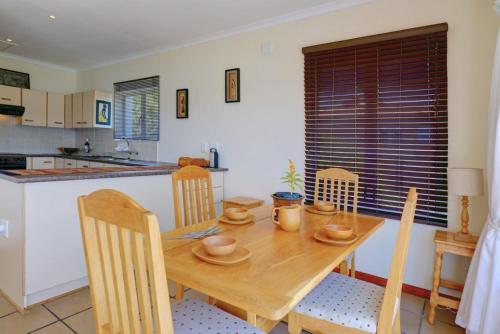 Dapur atau dapur kecil di Wilderness Lake View Self-Catering