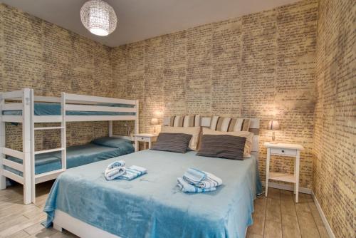 Ένα ή περισσότερα κρεβάτια σε δωμάτιο στο CaseOspitali - CASA AZZURRA incantevole bilocale con giardino