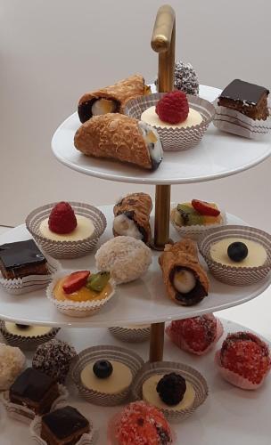 un étalage de différents types de pâtisseries et de biscuits dans l'établissement Ghibli Hotel, à Civitanova Marche