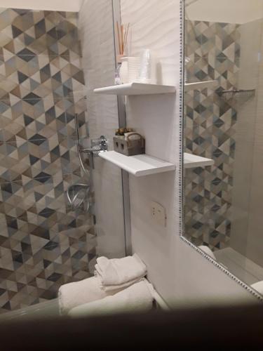 カパルビオにあるCapalbio Vacanzeのバスルーム(シンク、シャワー、タオル付)
