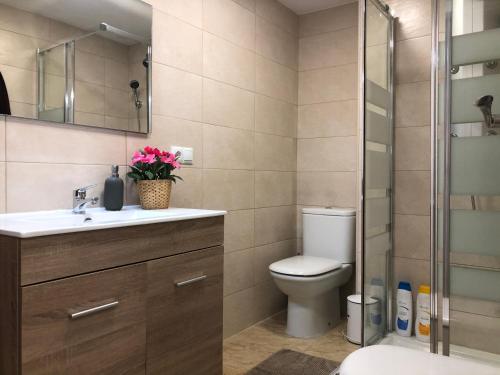 a bathroom with a toilet and a sink and a shower at Apartamento en playa Gandia con piscina y parking in Playa de Gandia