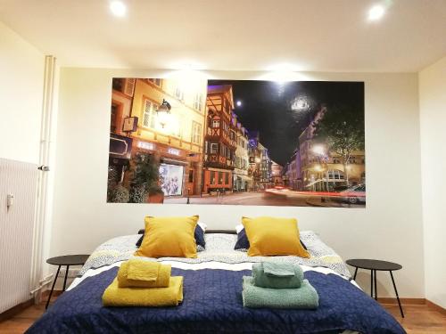 une chambre avec un lit avec un tableau sur le mur dans l'établissement LUCKY PLACE - PARKING - CENTRE - BALCON, à Colmar