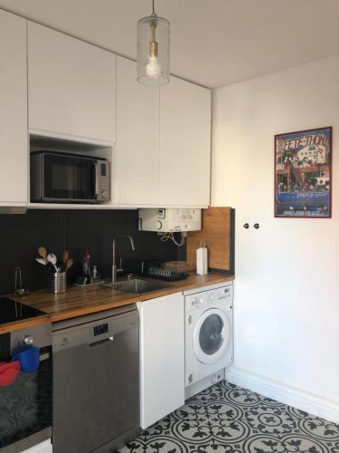 a kitchen with a sink and a washing machine at Appart 2 pièces avec parking QUARTIER DU LAC in Saint-Jean-de-Luz