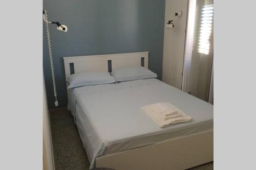 A bed or beds in a room at Casa nel borgo marinaro di Santa Nicolicchia