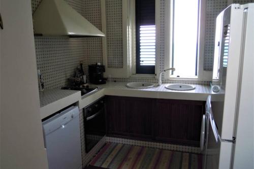 A kitchen or kitchenette at Casa nel borgo marinaro di Santa Nicolicchia