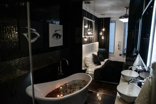 een badkamer met 2 wastafels en een bad bij DIAMOND LADY Romantyczny i Luksusowy Apartament in Szczecin