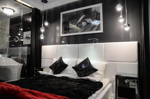 ein Schlafzimmer mit einem Bett mit zwei Kissen darauf in der Unterkunft DIAMOND LADY Romantyczny i Luksusowy Apartament in Stettin