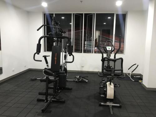 un gimnasio con 2 bicicletas estáticas y un espejo en Apartaestudio Pereira, en Pereira