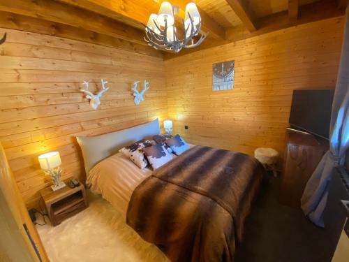 Un pat sau paturi într-o cameră la Haut de Chalet L'entasse n°9