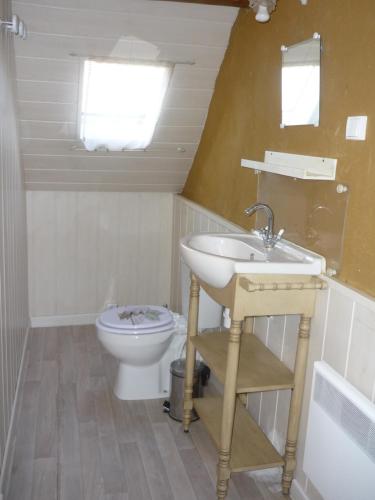 a bathroom with a sink and a toilet at L'ESCALE in Camps-en-Amiénois