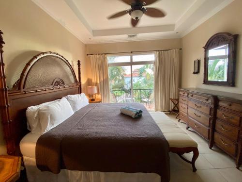 Palm Coast Luxury Rentals tesisinde bir odada yatak veya yataklar
