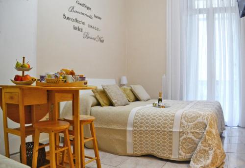 una camera da letto con letto e tavolo con sidro di servizio. di B&B Napoli Campagnari a Napoli