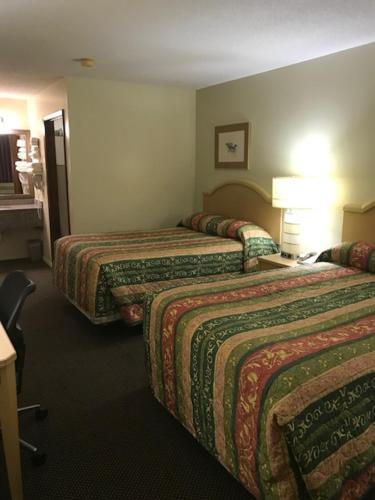 een hotelkamer met 2 bedden in een kamer bij WESTERN MOTEL in Brinson Crossing