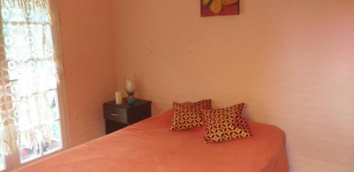 - une chambre avec un lit et 2 oreillers dans l'établissement L&L Sur, à Mar del Plata