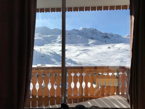 a view of a snowy mountain from a window at Résidence Dome de Polset - Studio 2 adultes et 2 enfants - Wifi in Val Thorens