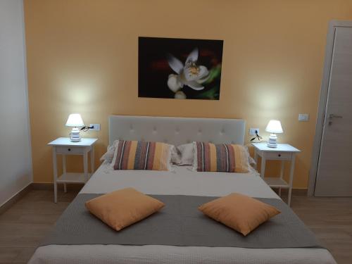 sypialnia z dużym łóżkiem i 2 szafkami nocnymi w obiekcie A Casa di Josephine w mieście Palermo
