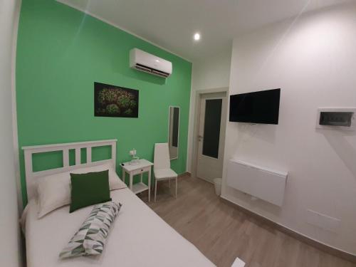 una camera con un letto con una parete verde di A Casa di Josephine a Palermo